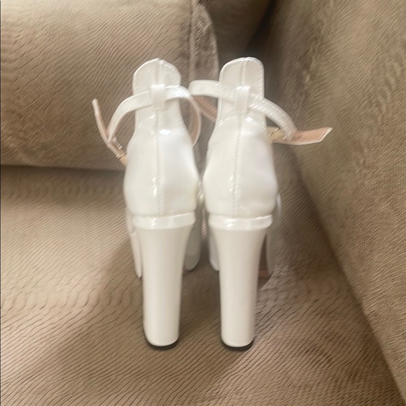 White Platform Pumps with Pointed Toe and Glossy Finish - Picture 7 of 7